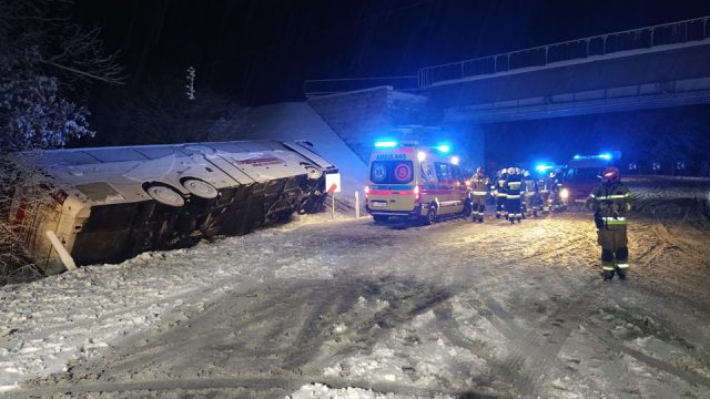 Autokar wypadł z drogi i przewrócił się. W akcji ratunkowej 15 zastępów straży pożarnej (zdjęcia, wideo)