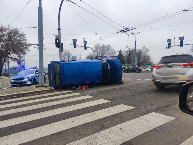 Groźne zdarzenie drogowe na skrzyżowaniu w Lublinie. Jeden z pojazdów przewrócił się na bok (zdjęcia)