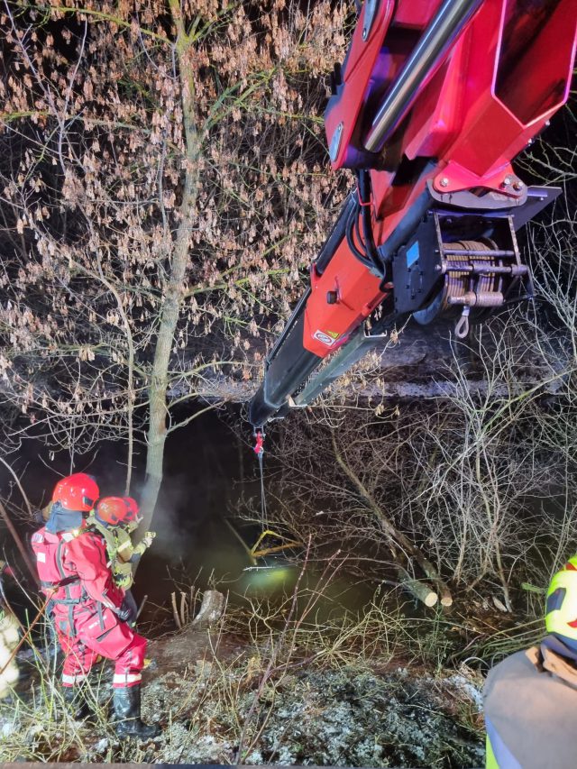 Kierowca forda, który wjechał do rzeki, był pijany. O mało nie utonął (zdjęcia, wideo)