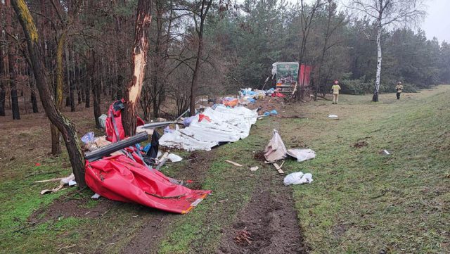 Ciężarówka wypadła z drogi krajowej nr 19 i uderzyła w drzewa (zdjęcia)