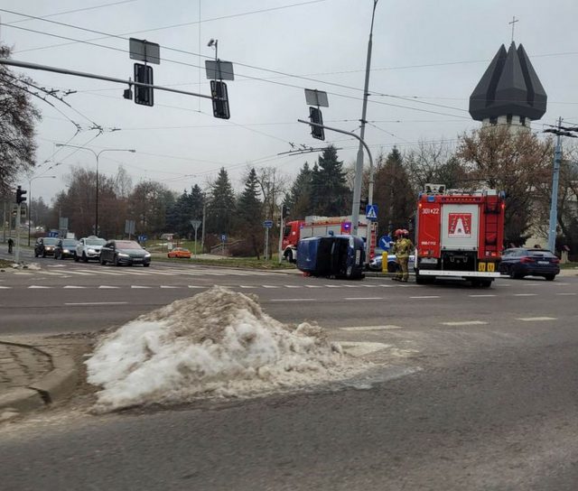 Groźne zdarzenie drogowe na skrzyżowaniu w Lublinie. Jeden z pojazdów przewrócił się na bok (zdjęcia)