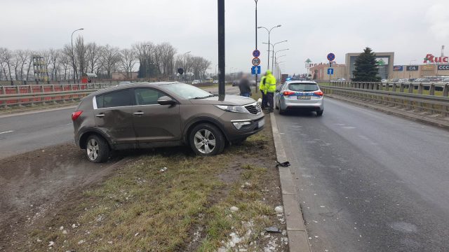 Wyjeżdżał ciężarówką spod galerii handlowej, uderzył w bok kii (zdjęcia)