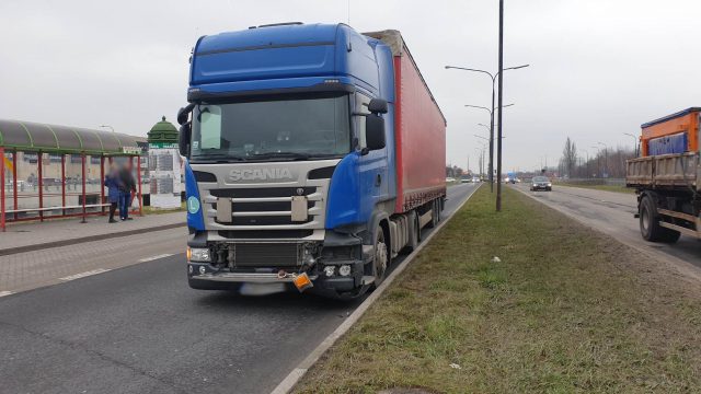 Wyjeżdżał ciężarówką spod galerii handlowej, uderzył w bok kii (zdjęcia)