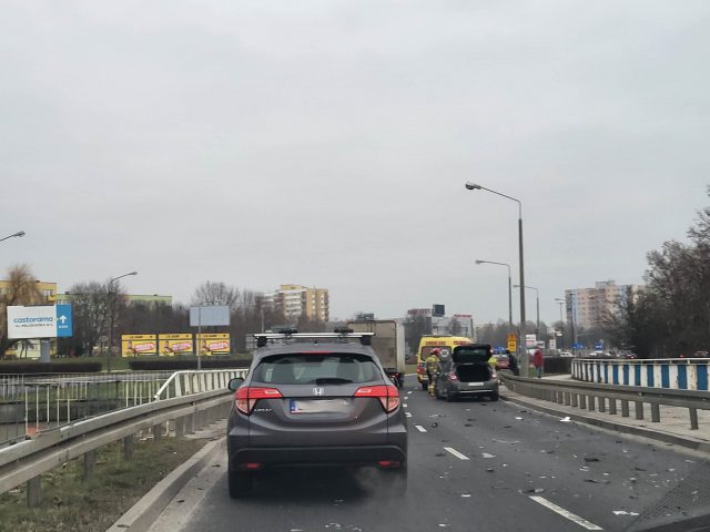 Zderzenie dwóch pojazdów osobowych na al. Smorawińskiego. Są utrudnienia w ruchu (zdjęcia)