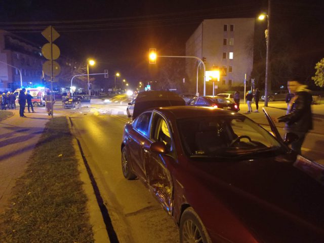 Wieczorne zderzenie na skrzyżowaniu. Jedna osoba trafiła do szpitala (zdjęcia)