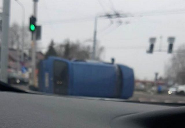 Groźne zdarzenie drogowe na skrzyżowaniu w Lublinie. Jeden z pojazdów przewrócił się na bok (zdjęcia)