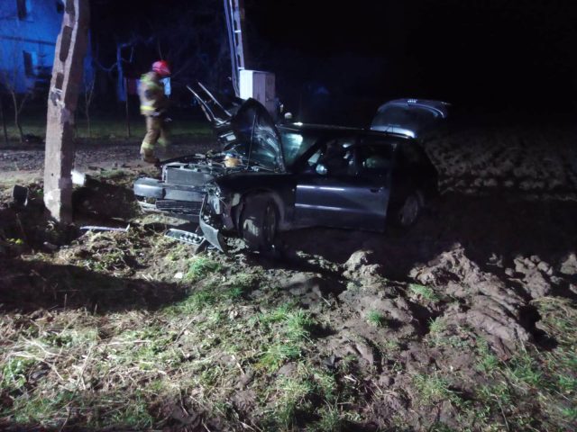 Audi wypadło z drogi i uderzyło w betonowy słup. Kierująca trafiła do szpitala (zdjęcia)