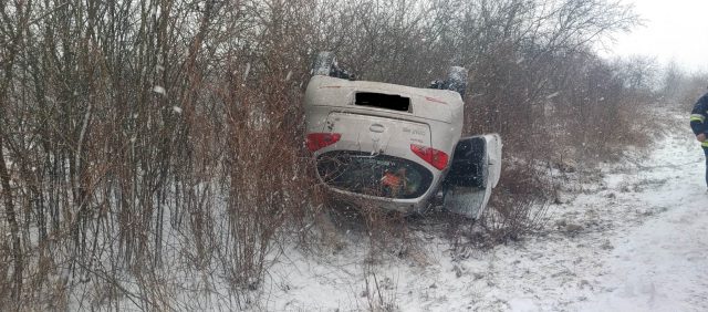 Mitsubishi wypadło z drogi i zatrzymało się na dachu (zdjęcia)