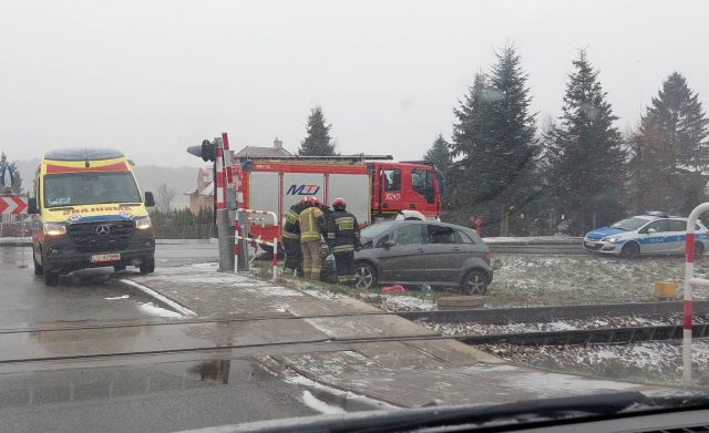 Kierowca mercedesa zasłabł w trakcie jazdy, auto uderzyło w słup i urządzenie do sterowania rogatkami (zdjęcia)