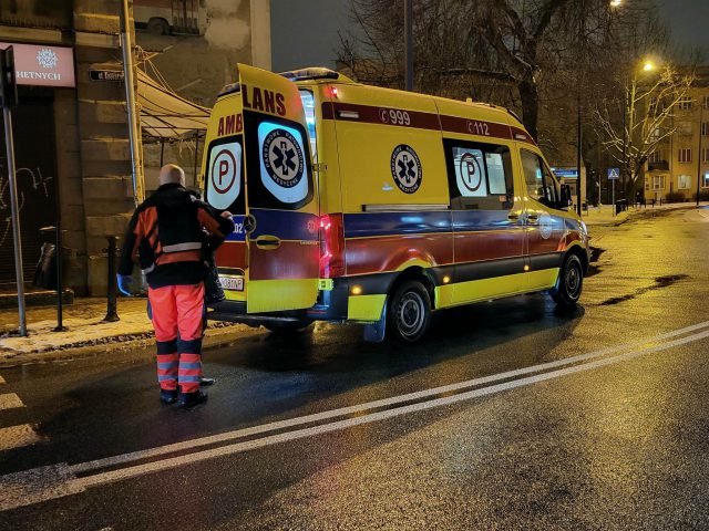 Kobieta leżała na ulicy w centrum Lublina. Na pomoc ruszyli świadkowie (zdjęcia)