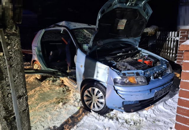 Wpadł w poślizg fiatem, auto z impetem uderzyło w słup i ogrodzenie (zdjęcia)