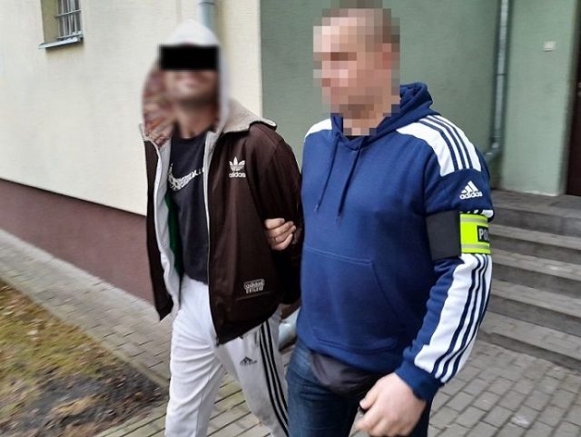 Porzucił samochód, próbował uciec pieszo. Policjanci zabezpieczyli kilka tysięcy porcji dilerskich narkotyków (wideo, zdjęcia)