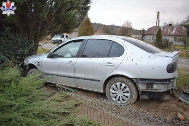 18-latek przesadził z prędkością. Stracił panowanie nad seatem i uderzył w ogrodzenie (zdjęcia)