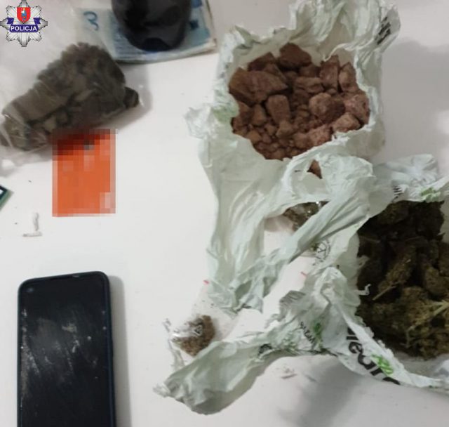 Narkotyki w meblach w zamojskim mieszkaniu. Tymczasowy areszt dla 24-latka (zdjęcia)