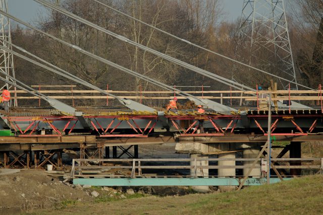 Ma opóźnienie, ale intensywnie rośnie. Zobacz postęp prac przy moście na ul. Żeglarskiej (zdjęcia)