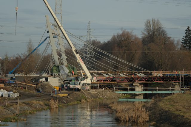 Ma opóźnienie, ale intensywnie rośnie. Zobacz postęp prac przy moście na ul. Żeglarskiej (zdjęcia)