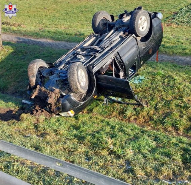 Stracił panowanie nad nissanem, po chwili auto leżało na dachu (zdjęcia)