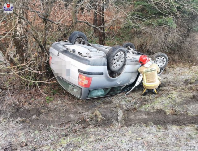 18-latek przesadził z prędkością, dachował volkswagenem (zdjęcia)