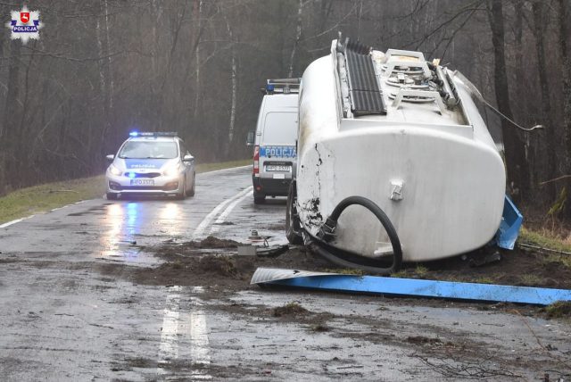 Zarzuciło cysternę na jezdni, doszło do zderzenia z osobową mazdą (zdjęcia)