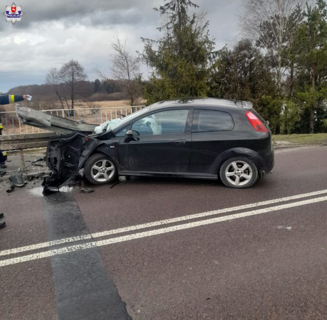 Wsiadł za kierownicę pijany, podróż zakończył na barierze (zdjęcia)