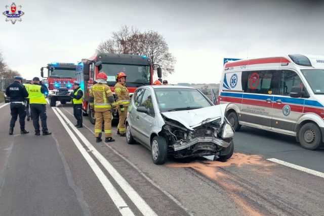 Mercedes zderzył się z ciężarówką. Utrudnienia w ruchu na trasie Lublin – Zamość (zdjęcia)