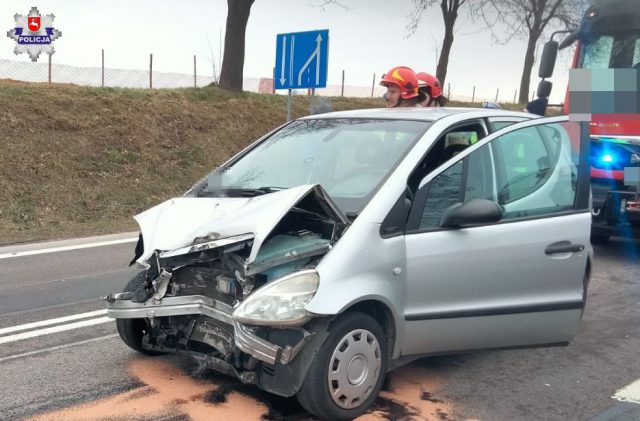 Mercedes zderzył się z ciężarówką. Utrudnienia w ruchu na trasie Lublin – Zamość (zdjęcia)