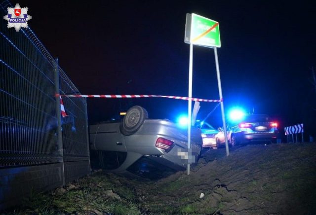 19-latek dachował hondą na łuku drogi. Wszystko przez nadmierną prędkość (zdjęcia)