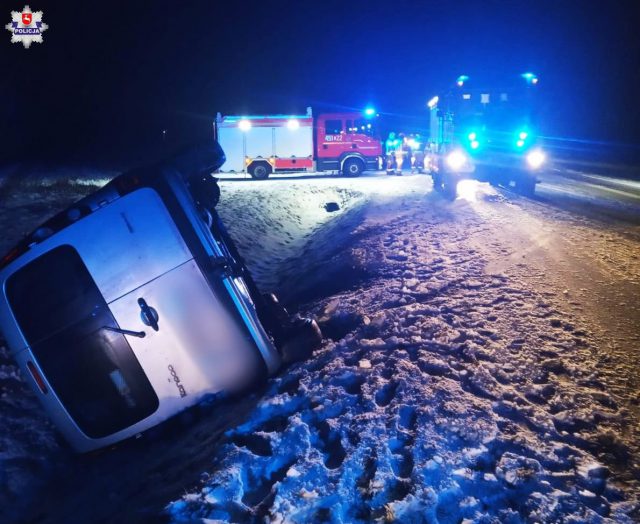 Zderzenie w trakcie wyprzedzania. Jeden z pojazdów przewrócił się na bok (zdjęcia)