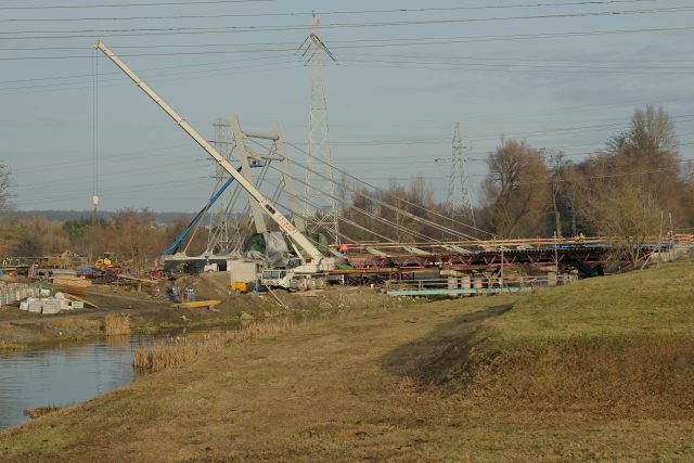 Ma opóźnienie, ale intensywnie rośnie. Zobacz postęp prac przy moście na ul. Żeglarskiej (zdjęcia)