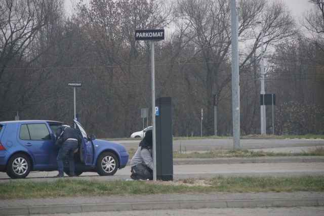 Koniec z darmowym parkowaniem przy Arenie Lublin. Trwa montaż parkomatów (zdjęcia)