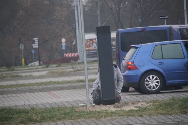Koniec z darmowym parkowaniem przy Arenie Lublin. Trwa montaż parkomatów (zdjęcia)