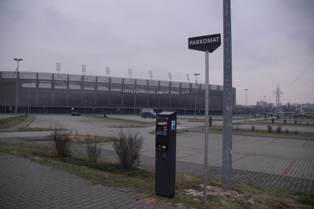 Koniec z darmowym parkowaniem przy Arenie Lublin. Trwa montaż parkomatów (zdjęcia)