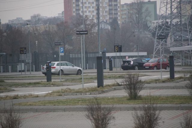 Koniec z darmowym parkowaniem przy Arenie Lublin. Trwa montaż parkomatów (zdjęcia)