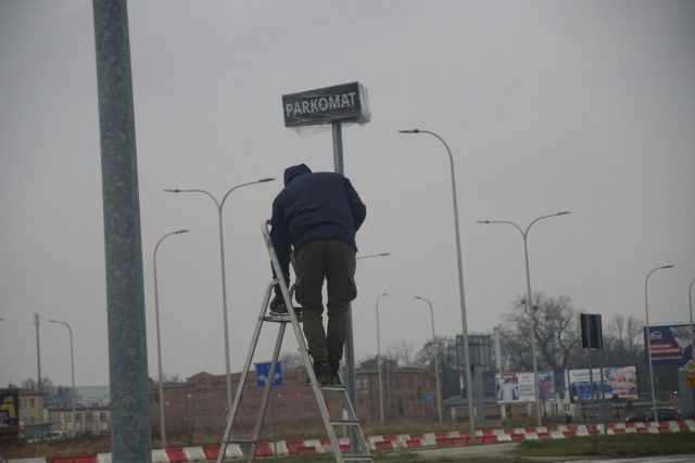 Koniec z darmowym parkowaniem przy Arenie Lublin. Trwa montaż parkomatów (zdjęcia)