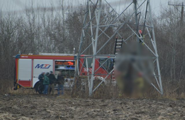 Zaatakował młotkiem byłą żonę i jej partnera, a potem powiesił się na słupie (zdjęcia)