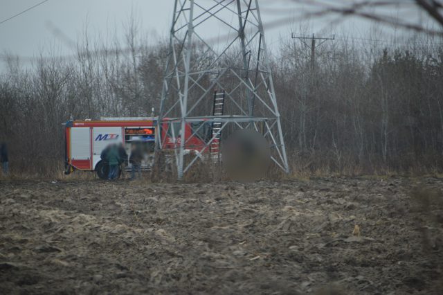 W środku nocy wszedł do domu swojej byłej żony i zaatakował młotkiem śpiące osoby. Ranny 60-latek nie przeżył