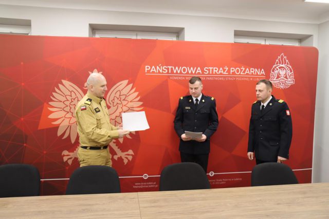 Uratowali życie dziecka, zostali wyróżnieni przez Komendanta Wojewódzkiego Państwowej Straży Pożarnej (zdjęcia)