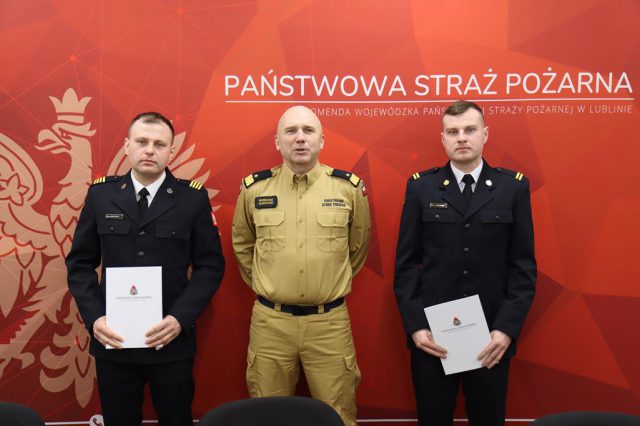 Uratowali życie dziecka, zostali wyróżnieni przez Komendanta Wojewódzkiego Państwowej Straży Pożarnej (zdjęcia)