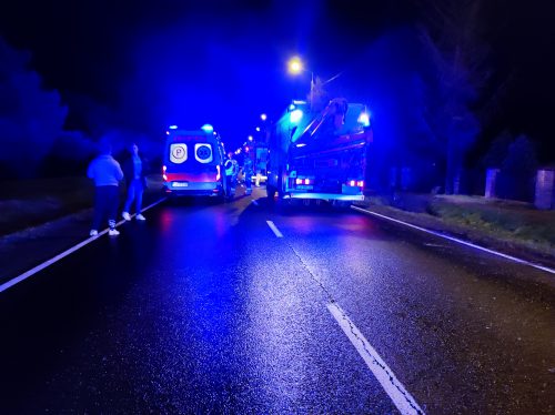 Peugeot uderzył w drzewo i dachował. Dwie młode kobiety trafiły do szpitala (zdjęcia)