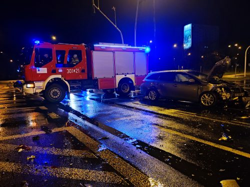 Światła nie działały, nie spojrzał na znaki. BMW zderzyło się z toyotą (zdjęcia)