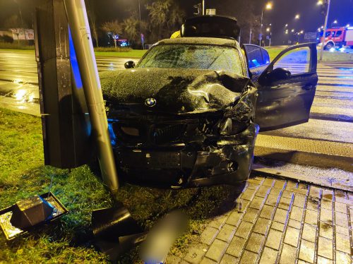 Światła nie działały, nie spojrzał na znaki. BMW zderzyło się z toyotą (zdjęcia)