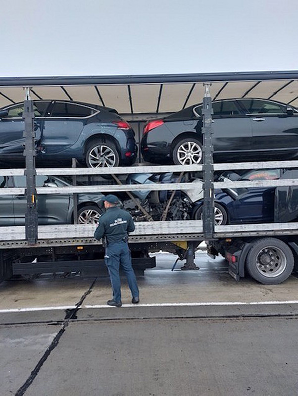 Dwie ciężarówki z odpadami samochodowymi zatrzymane na drogach regionu (zdjęcia)
