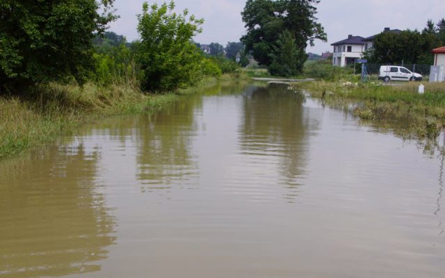 Na razie nie mają co liczyć na remont tych ulic. Mieszkańcy nadal muszą brnąć przez głębokie kałuże (zdjęcia)