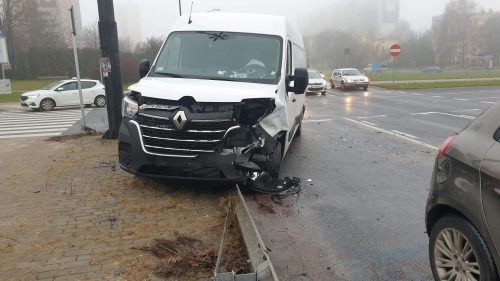 Zderzenie renaulta z fiatem na rondzie przy Makro. Jedna osoba w szpitalu (zdjęcia)