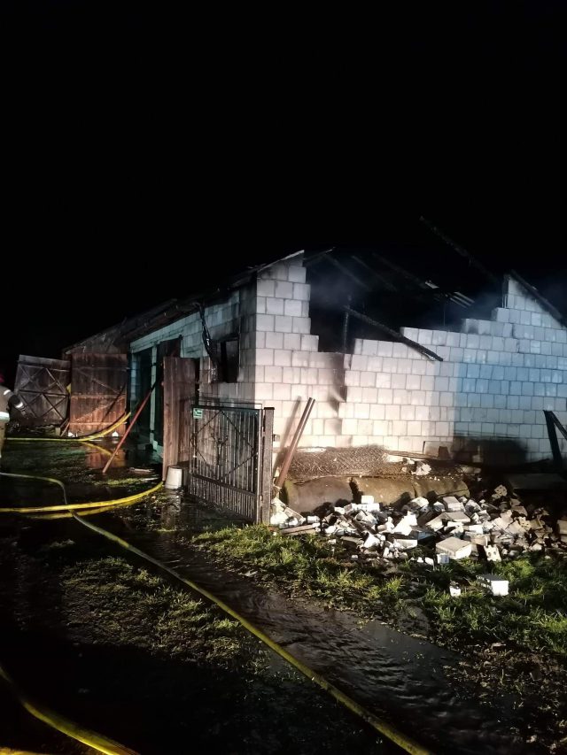 Nocny pożar garażu. Kilka zastępów straży pożarnej w akcji (zdjęcia)