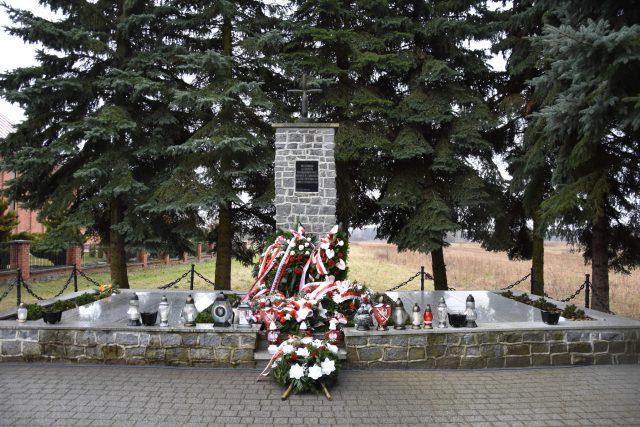 Ludność wymordowano, ze wsi zostały tylko kominy. W rocznicę pacyfikacji wsi zorganizowano uroczystości (zdjęcia)