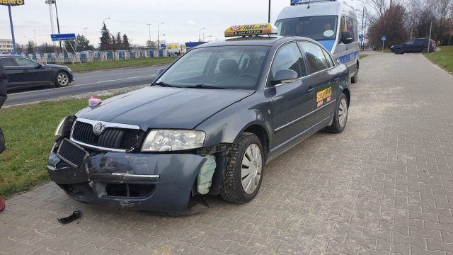 Kolejne zderzenie pojazdów na rondzie przy Makro. Tym razem skody i opla (zdjęcia)