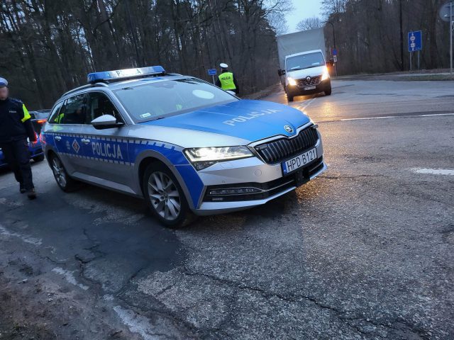 Zderzenie trzech aut w lesie Dąbrowa. Kierowcy utknęli w dużym korku (zdjęcia)