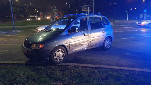 Wjechała na czerwonym, doprowadziła do zderzenia trzech pojazdów. Wszystkie to hyundaie (zdjęcia)