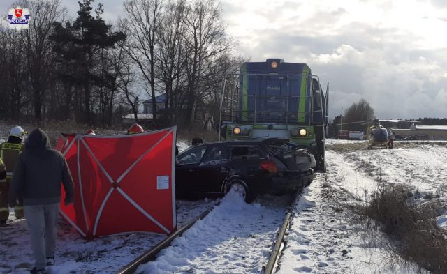 Wjechał na przejazd wprost przed nadjeżdżającą lokomotywę. Kierowca subaru nie żyje (zdjęcia)